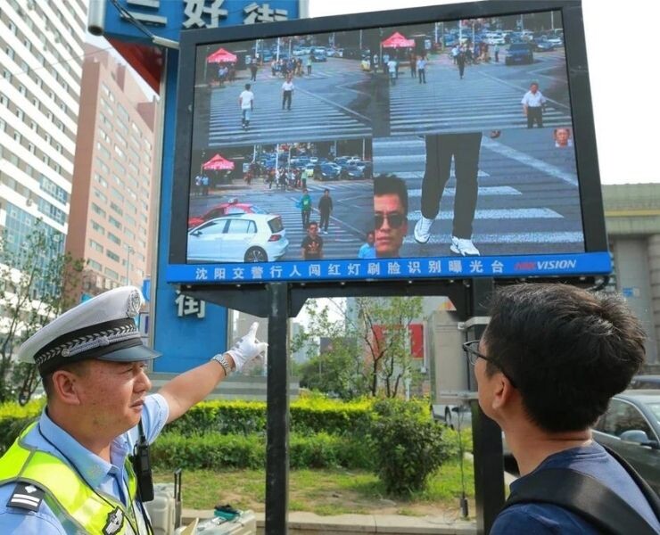Shenzhen'de Yeni 'Elektronik Polis' Sistemi: Kırmızı Işıktaki Yaya İhlallerine Büyük Darbe!
