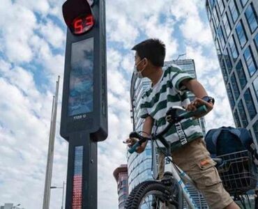 Shenzhen'de Yeni 'Elektronik Polis' Sistemi: Kırmızı Işıktaki Yaya İhlallerine Büyük Darbe!